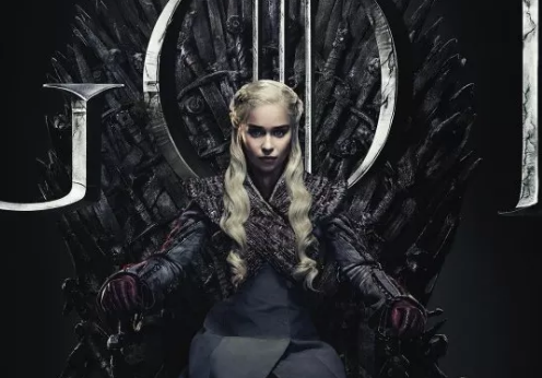 Personagem feminina sentada no Trono de Ferro com expressÃ£o sÃ©ria, vestindo roupas escuras em um cenÃ¡rio sombrio e dramÃ¡tico.